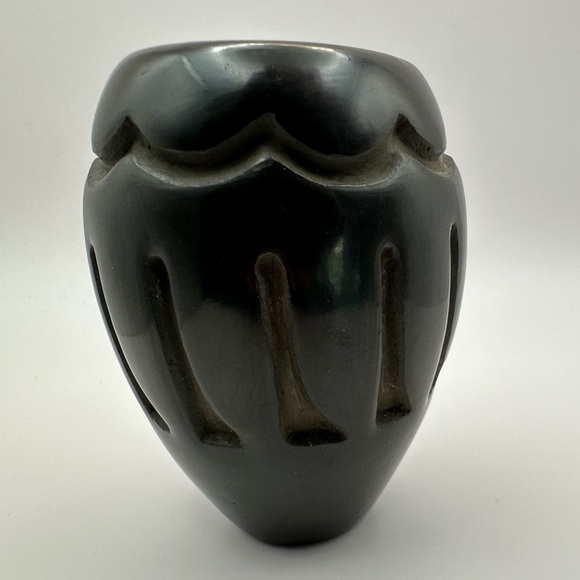 Santa Clara Pueblo Blackware Pottery by Elaine Salazar โ 3.5" Carved Vase - Picture 4 of 12